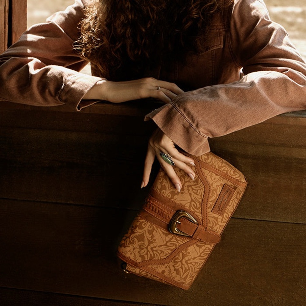 YELLOWSTONE MAVERICK SKY CROSSBODY WITH BUCKLE AMBER - Picture 5 of 6